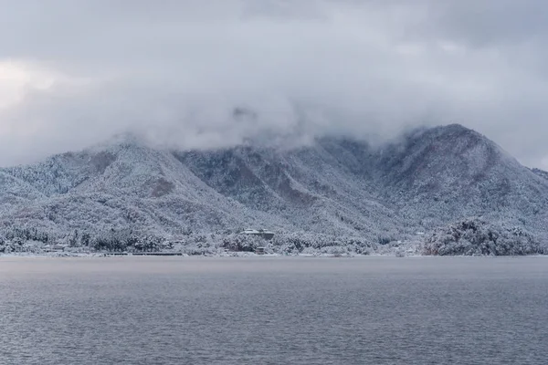 Caída de nieve blanca fresca en el parque público en la temporada de invierno en Kawaguchiko, Japón —  Fotos de Stock