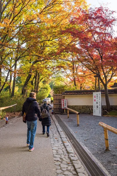 Τουριστικές περπατώντας στην όμορφη φύση δέντρο σφενδάμνου Φθινόπωρο σεζόν στο Arashiyama Κιότο — Φωτογραφία Αρχείου