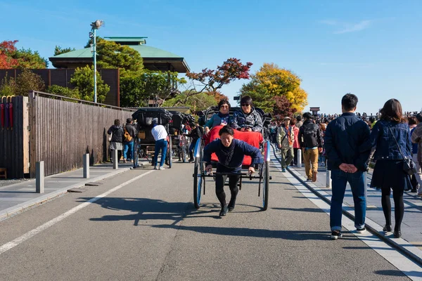 日本传统人力车在京都岚山附近观光的不明游客 — 图库照片