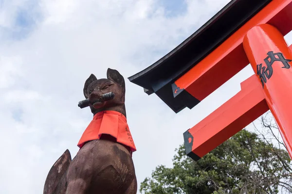 Kő szobra fox szimbólum szobor fushimi inari Abelar szentély-Kyoto, Japán. — Stock Fotó