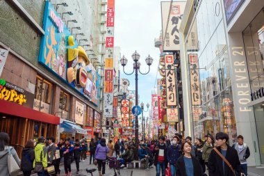  Dotonbori sokak eğlence alanı eksantrik atmosferi ve büyük levha ışıklı. Dotonbori asıl turizm biridir.