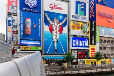  Dotonbori sokak eğlence alanı eksantrik atmosferi ve büyük levha ışıklı