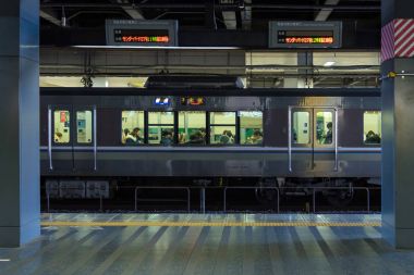 Jr tren platformu Kyoto istasyonu kalkış için bekliyor