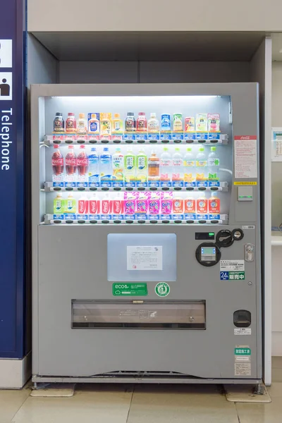 Máquina expendedora de bebidas dentro del Aeropuerto Internacional de Kansai — Foto de Stock