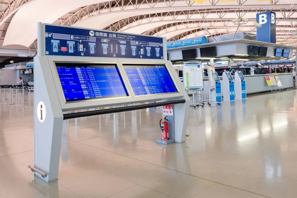 Informatiebord van passagiers binnen de Kansai International Airport — Stockfoto