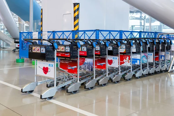 Los carros de equipaje para el servicio de pasajeros en Kansai Aeropuerto — Foto de Stock
