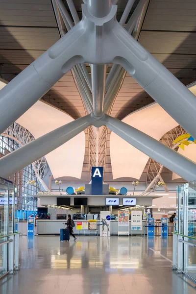 Wnętrze Airport.Kansai Międzynarodowe Lotnisko Kansai (Kix) jest jednym z najważniejszych lotnisk w Japonii. — Zdjęcie stockowe