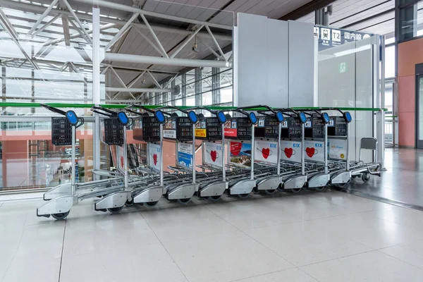 I carrelli bagagli per il servizio passeggeri in Kansai Aeroporto — Foto Stock