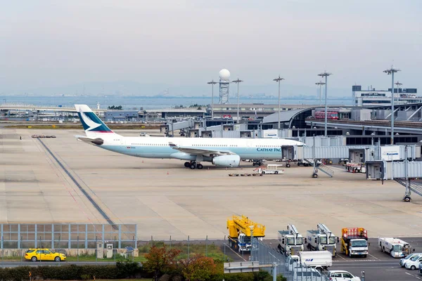 Komerčních aerolinií přistávají na mezinárodní letiště Kansai — Stock fotografie