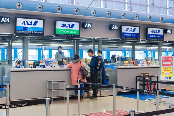 Luchtvaartmaatschappij passagiers binnen de Kansai International Airport — Stockfoto