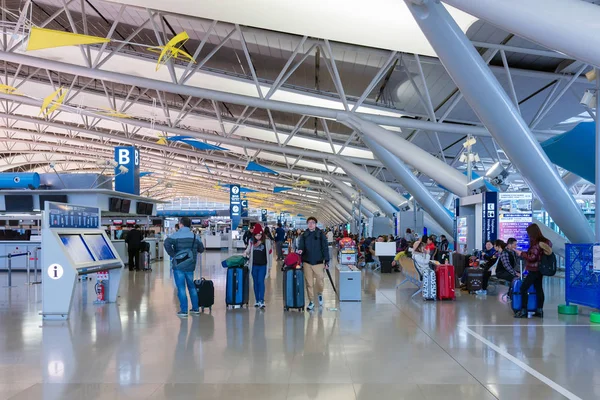 Пассажиры авиакомпании в международном аэропорту Кансай — стоковое фото