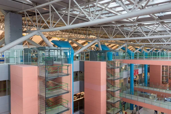 Pasajeros de aerolíneas dentro del Aeropuerto Internacional de Kansai — Foto de Stock