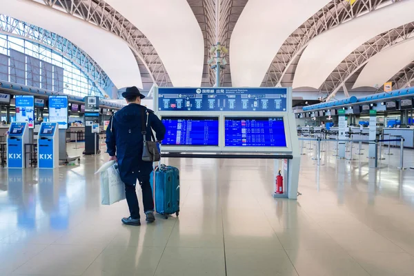 Airline passengers inside the Kansai International Airport — Stock Photo, Image