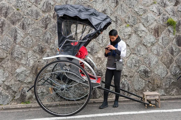 :Rikscha-Fahrer wartet auf Touristen in Kyoto am November 26.2106.kyoto ist einer der Anziehungspunkte für Touristen in Japan. — Stockfoto