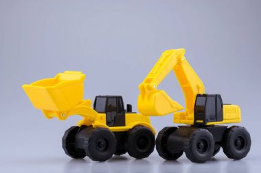 Ağır inşaat beko ve traktör oyuncak açık arka plan.