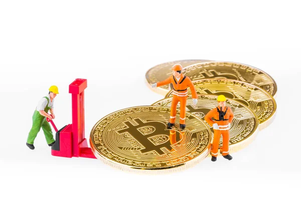 Miniatűr mérnök és a munkavállaló a bányászat és a Bitcoin tevékenység átadására. Tervrajz, technika, Cryptocurrency és Blockchain — Stock Fotó