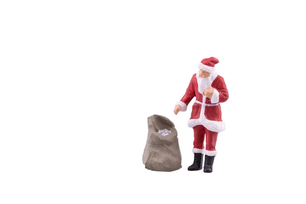 Minyatür Noel Baba ve hediyeler poşet beyaz arka plan üzerinde kırpma yoluyla izole kapatmak — Stok fotoğraf