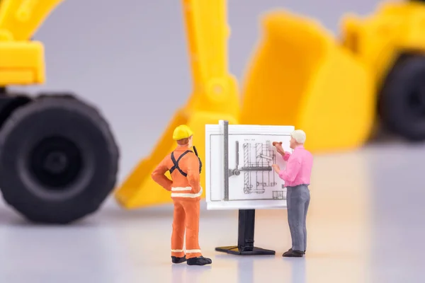 Ingenieros en miniatura y arquitectura trabajando en el dibujo de la construcción. Diseño elegante para concepto industrial y de construcción . — Foto de Stock