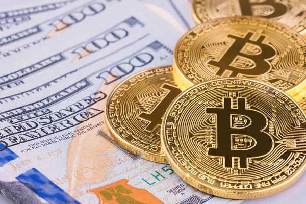 Bitcoin vor US-Dollar-Hintergrund: Konzeptdesign für Kryptowährungstechnologie und Geldanlage. — Stockfoto