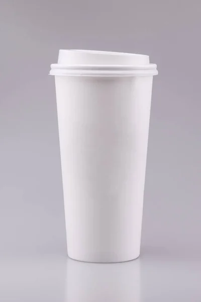 Tasse à café blanche à emporter avec zone vierge sur fond gris . — Photo