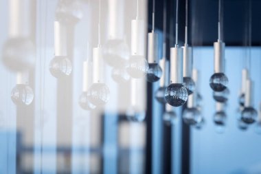 Avize ışık desen arka plan modern binasında lüks iç.