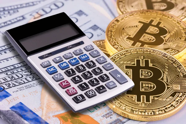 Finanzrechner über Bitcoin und uns Dollar-Bank-Hintergrund. — Stockfoto