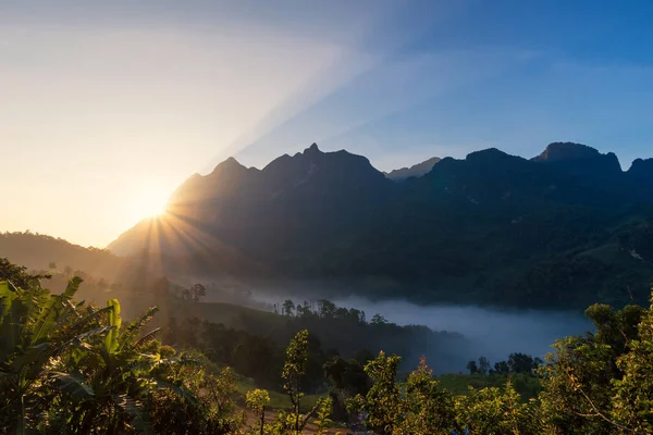 Βουνό Doi Luang Τσιανγκ Ντάο κατά το ηλιοβασίλεμα, το διάσημο βουνό για τους τουρίστες να επισκεφθούν στο Τσιάνγκ Μάι, Ταϊλάνδη. — Φωτογραφία Αρχείου