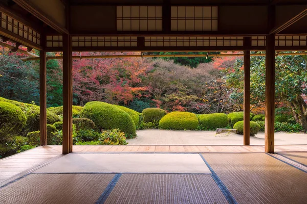 Bela natureza folhas de árvores coloridas no jardim zen japonês na temporada de outono em Kyoto, Japão . — Fotografia de Stock