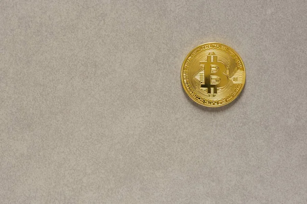 Gold-Bitcoin mit Kopierraum auf klarem Hintergrund. Konzeptdesign für Technologie der Kryptowährung und Blockchain — Stockfoto