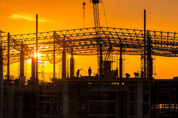 Arbetstagare upptagen arbetar på byggarbetsplatsen i början för att bygga nya komplexa infrastrukturprojekt. — Stockfoto
