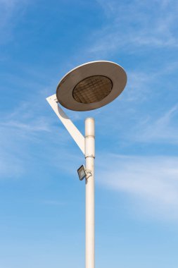 LED aydınlatma direği aydınlatma sistemi açık sokak geçit üzerinde mavi gökyüzü ile yeni technoly.