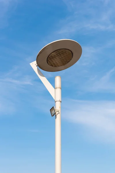 LED-Lichtmast neue Beleuchtungstechnologie mit blauem Himmel auf dem Gehweg. — Stockfoto