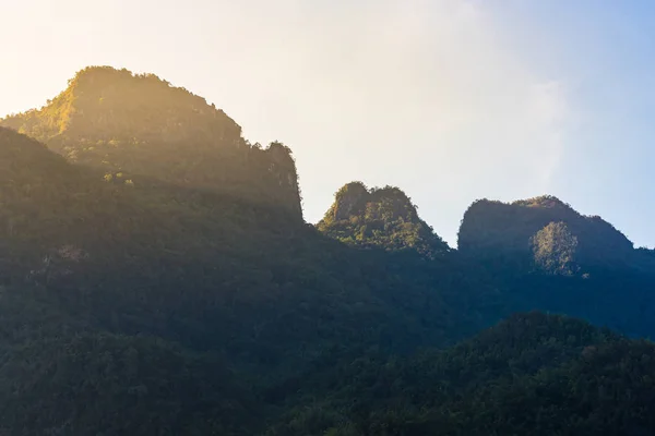 Doi Luang Chiang Dao montagna durante l'alba, La famosa montagna — Foto Stock