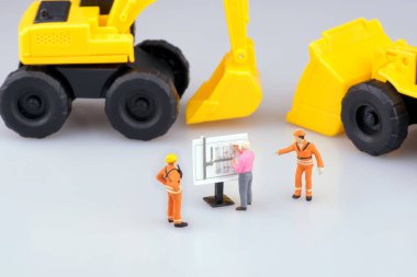 Minyatür mühendislik insanlar ve mimari çizim inşaat üzerinde çalışma