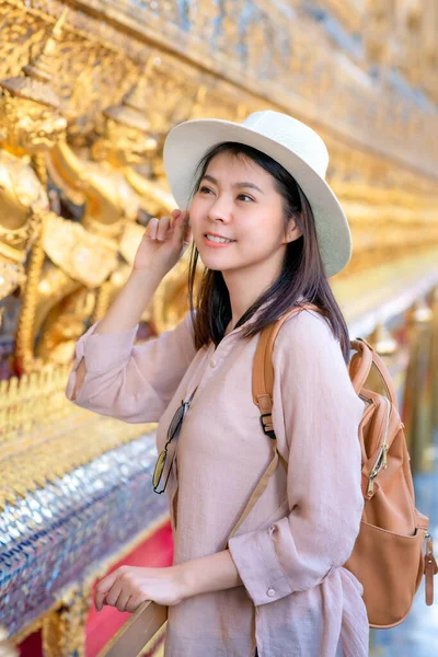 Linda Mulher Turística Asiática Sorrir Desfrutar Viagens Férias Bangkok Tailândia — Fotografia de Stock