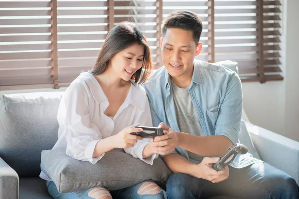 Asiático Casal Amantes Desfrutar Jogar Jogo Consola Férias Fazer Mais — Fotografia de Stock