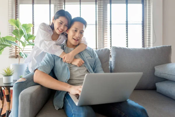 Asiático Casal Amantes Gostam Assistir Streaming Online Computador Portátil Casa — Fotografia de Stock