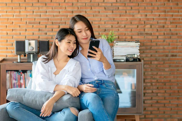 Duas Jovens Sexo Feminino Usando Telefone Celular Tecnologia Internet Para — Fotografia de Stock