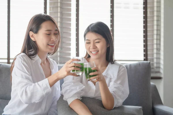 Dos Mujeres Hermosas Disfrutan Beber Bebida Saludable Durante Estancia Segura — Foto de Stock