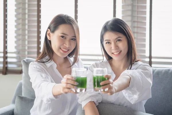 Dos Mujeres Hermosas Disfrutan Beber Bebida Saludable Durante Estancia Segura — Foto de Stock