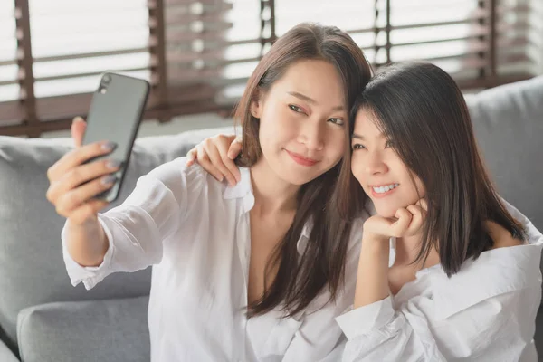 Dos Mujeres Jóvenes Que Utilizan Teléfono Móvil Tecnología Internet Para — Foto de Stock