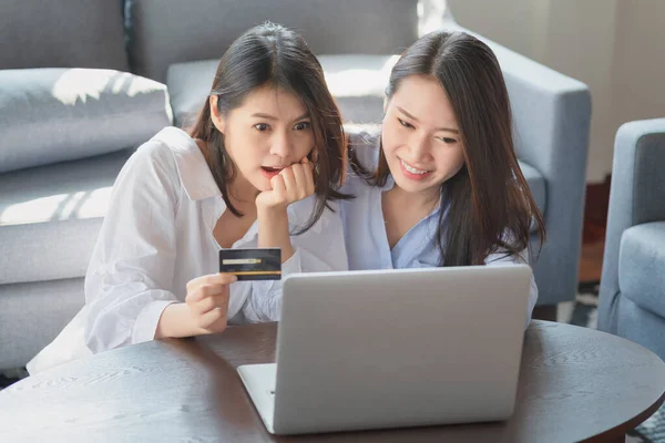 Две Молодые Женщины Используют Ноутбук Совершения Покупок Интернете Выходя Дома — стоковое фото