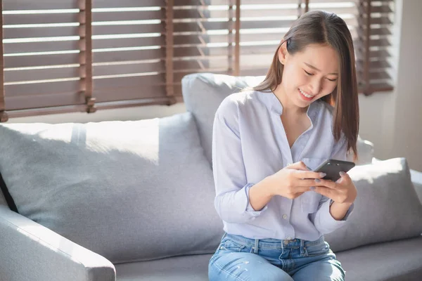 Hermosa Mujer Que Utiliza Teléfono Móvil Tecnología Internet Para Usar — Foto de Stock