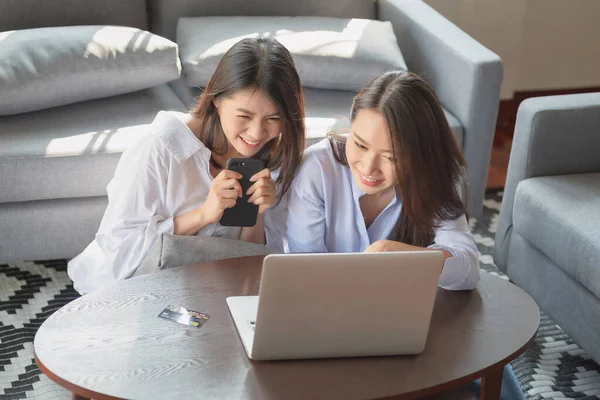Dvě Mladé Ženy Používají Notebook Nakupovat Line Přes Internet Během — Stock fotografie