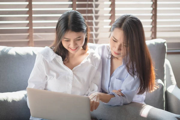 Dos Mujeres Jóvenes Utilizan Ordenador Portátil Para Compras Línea Través — Foto de Stock