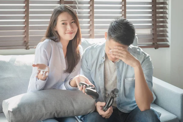 Asiático Casal Amantes Desfrutar Jogar Jogo Consola Férias Fazer Mais — Fotografia de Stock