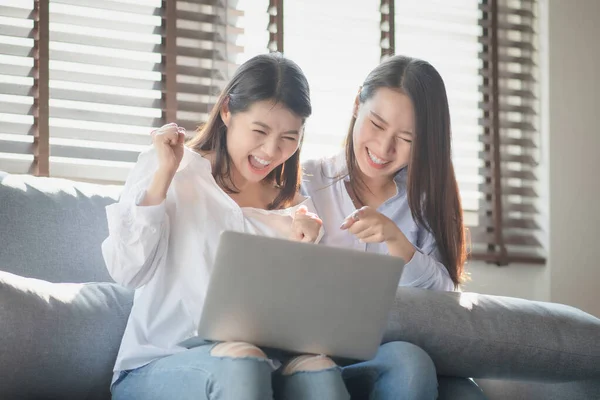 Két Fiatal Használja Laptop Számítógépet Interneten Keresztül Történő Vásárláshoz Otthon — Stock Fotó