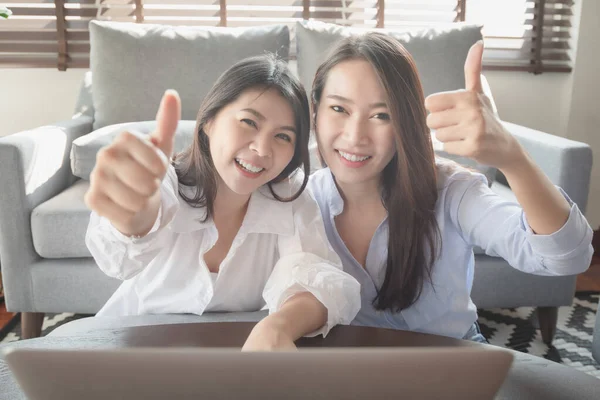 Две Молодые Женщины Используют Ноутбук Совершения Покупок Интернете Выходя Дома — стоковое фото
