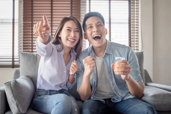 Asiático Casal Amantes Gostam Assistir Entretenimento Internet Streaming Televisão Inteligente — Fotografia de Stock