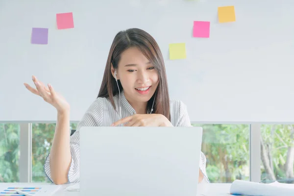 Obchodní Žena Využívající Notebook Videokonferenci Kolegy Prostřednictvím Internetové Technologie Kanceláři — Stock fotografie